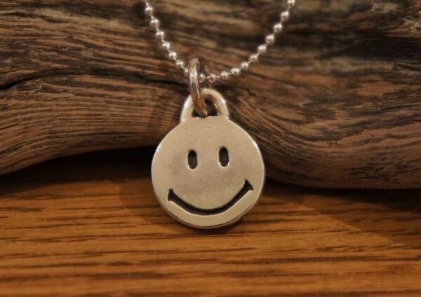 SLOW RISE smile necklace