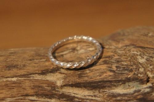 SLOW RISE twist silver ring
